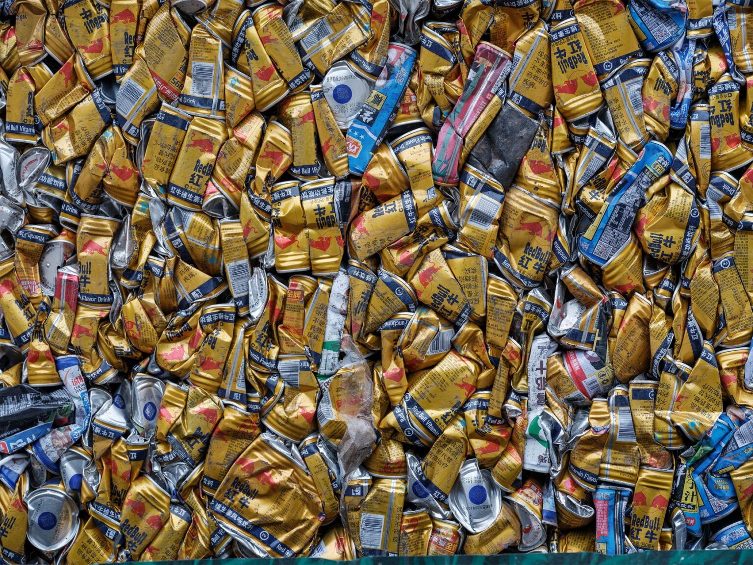 Coleta e gestão de resíduos: Uma pilha de latas de bebidas amassadas, destacando a reciclagem e a conscientização ambiental
